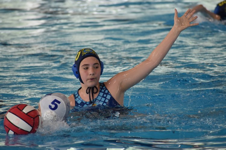 Hazai környezetben,  győzelmekkel zárták a szezont az Aqua SE vízilabdás lányai    