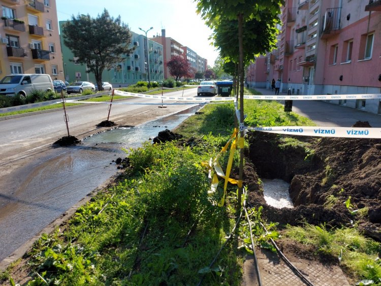 Csőtörés történt az Arany János utcánál, a helyreállítási munkálatokat már megkezdték