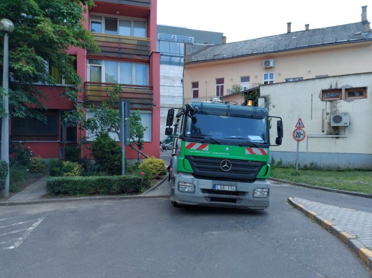 Jövő héten folytatják a csatornamosási munkákat a Piros Ház belső udvaránál 