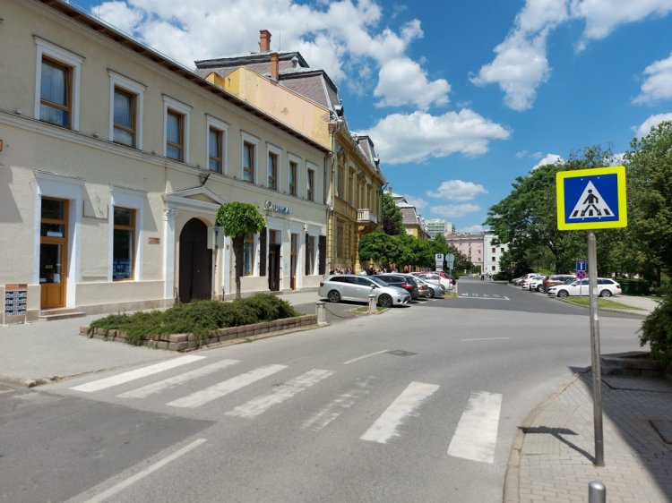 Biztonságosabb közlekedés – Fényvisszaverő KRESZ-táblák a Bercsényi utcán