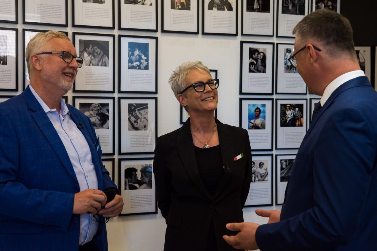 Szabolcs megyében a világsztár – Mátészalkára látogatott Tony Curtis lánya