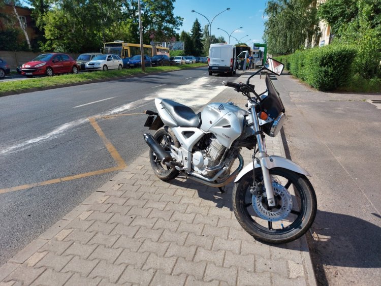 Megcsúszott egy motoros egy autóbuszból kifolyt hűtőfolyadékon
