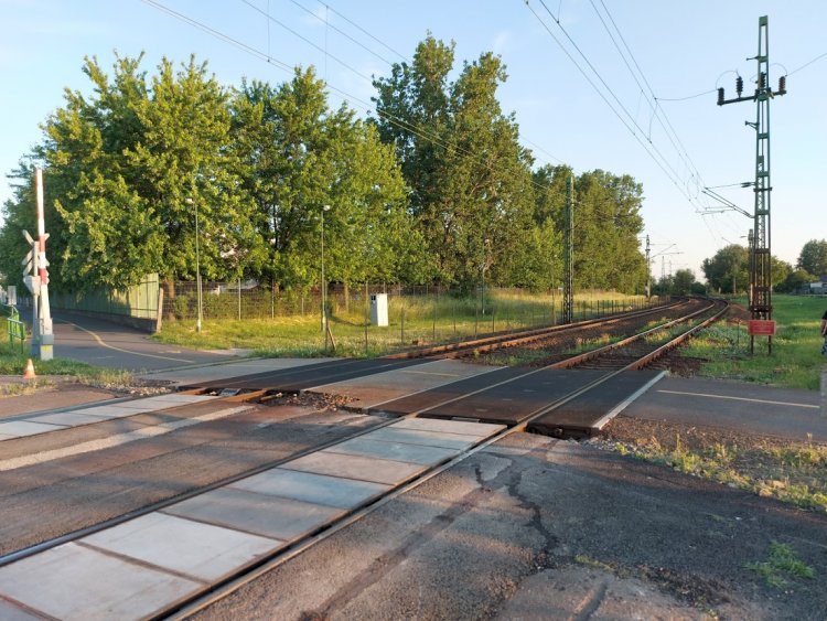 Ismét a megengedett gyorsasággal közlekedhetnek a vasúti szerelvények a Rákóczi utcánál