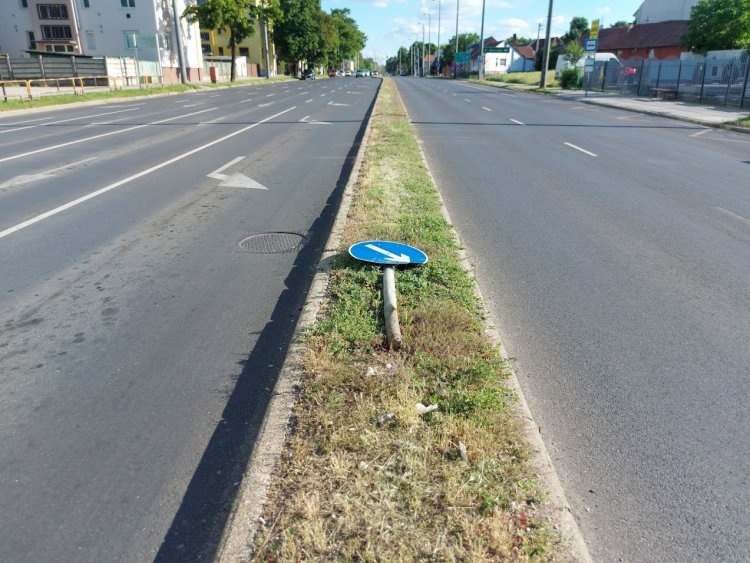 Kikerülést jelző táblát döntött ki egy kamion a Bocskai utcánál 