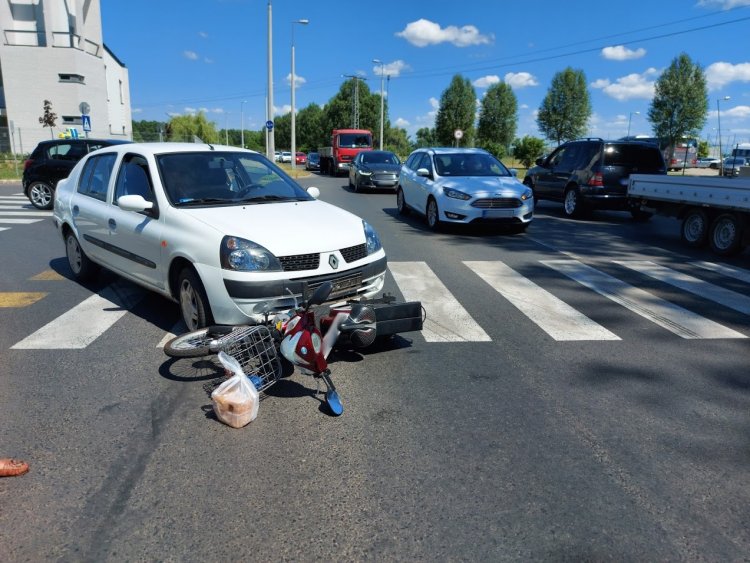 A Törzs utcánál egy elektromos kerékpáros a zebrán egy személyautóval ütközött