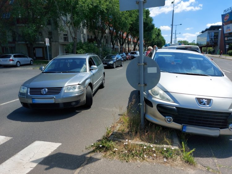 Két személyautó ütközött a Szegfű utcán, sávváltás közben             