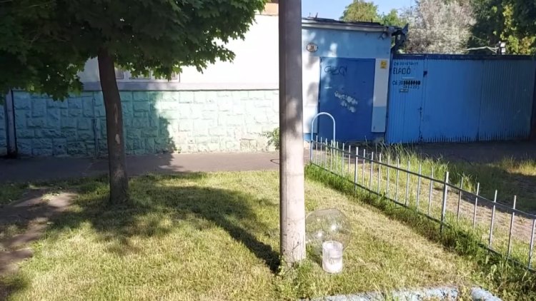 Egy haszonjármű vezetője a Búza utcán nekitolatott egy villanyoszlopnak