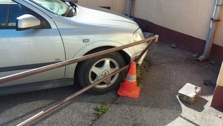 A Búza téren egy járművezető egy álló autónak ment neki     