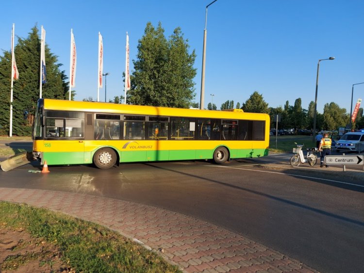Autóbusz és személyautó ütközött a Kosbor utcai körforgalomban
