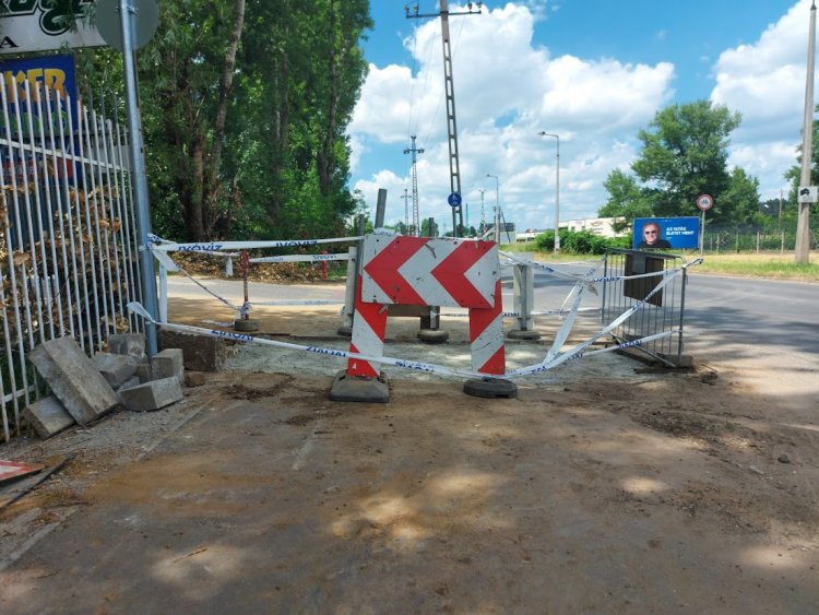 Helyreállítási munkálatokat végez a Nyírségvíz a Kállói úton, a vasúti átjáró közelében