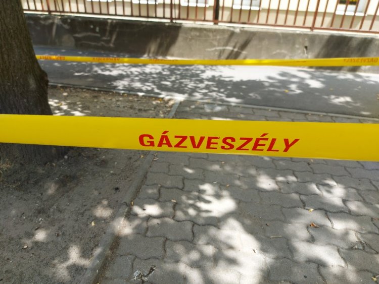 Lekerítettek egy 50 négyzetméteres parkolórészt a Jósa András utcán gázveszély miatt