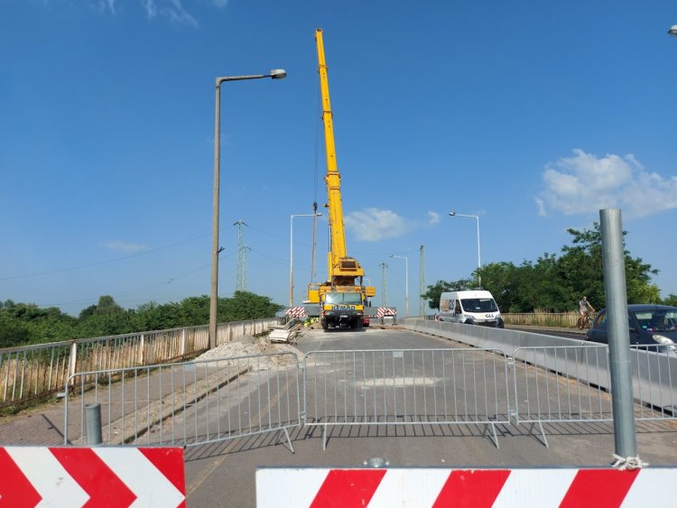 Áthidaló elemeket emeltek be a Tiszavasvári úti felüljárón forgalomkorlátozás mellett