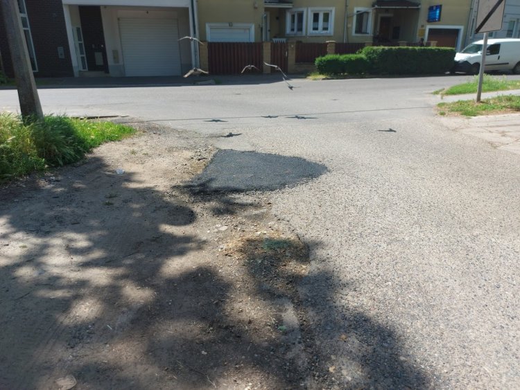 Kátyúzási munkálatokat végeztek a Sarkantyú utca és Homok sor felé vezető úton