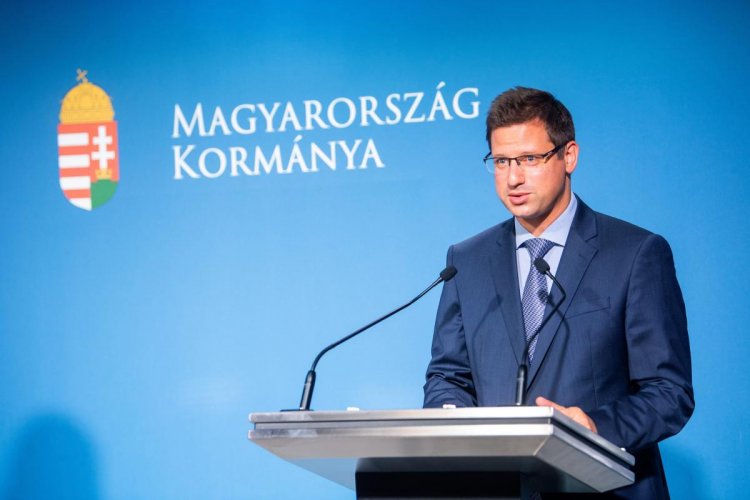 Gulyás Gergely: megszűnik a kötelező maszkhasználat 5,5 millió beoltott elérése esetén