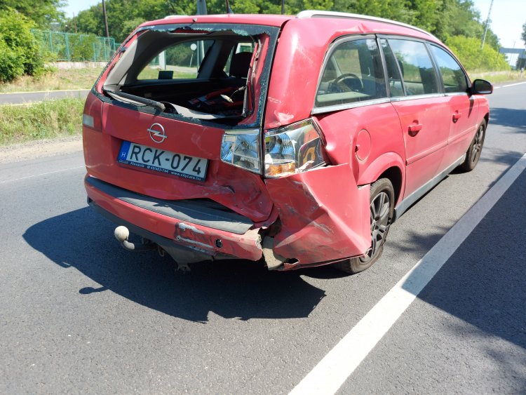 Ráfutásos baleset történt Kőlaposnál, az egyik sofőrt kórházba szállították