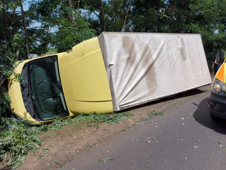 Felborult egy kisteherautó a Simai úton, a sofőrt kórházba szállították