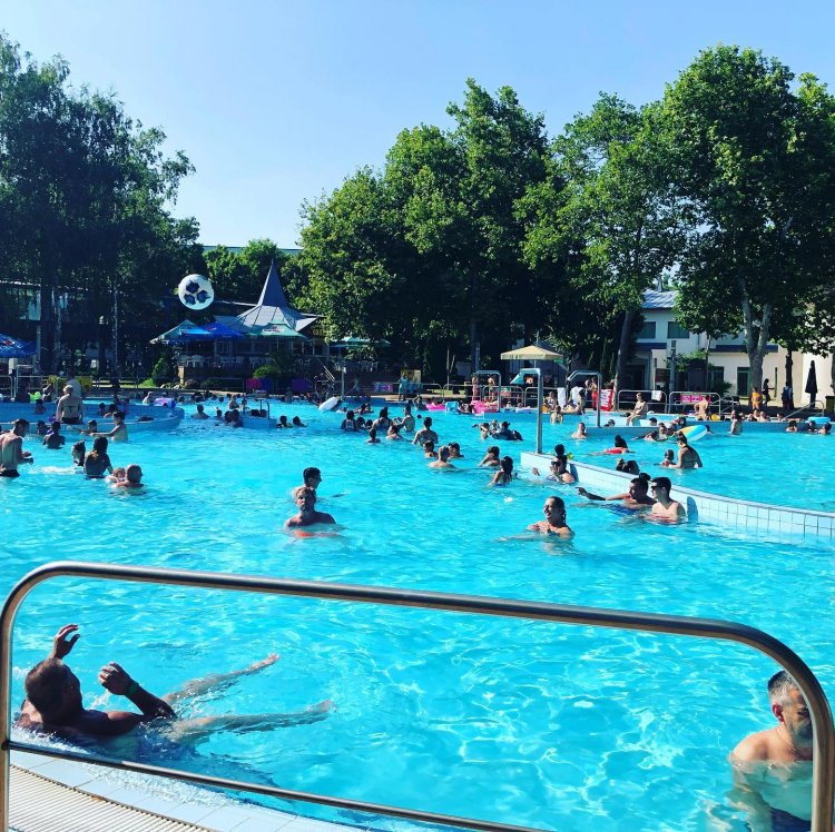 Dübörög a nyár: Tele van turistákkal Sóstó!                        