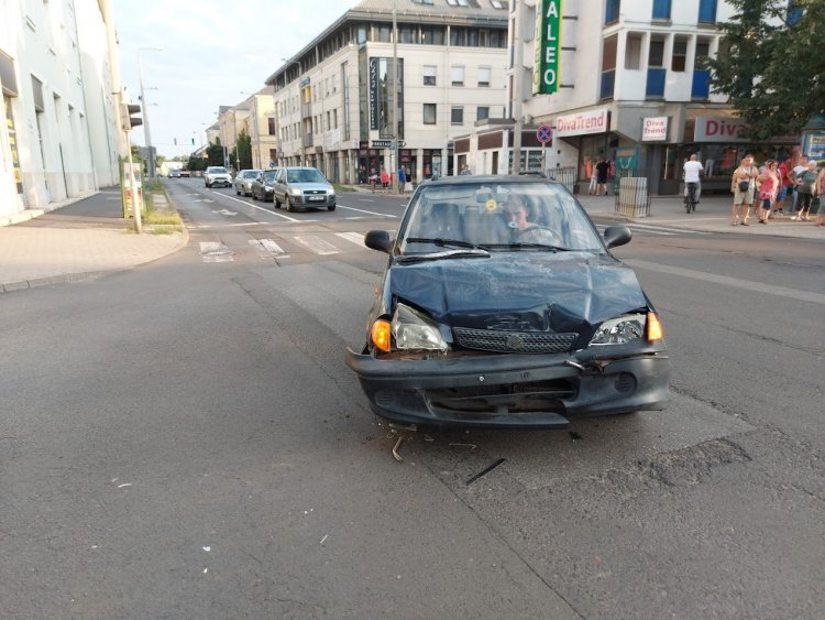 Két jármű ütközött a Luther utcánál, személyi sérülés nem történt