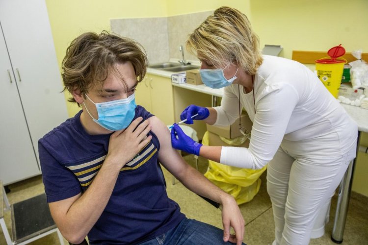 Folyamatosan lehet időpontot foglalni a 12 év feletti gyermekek oltására is