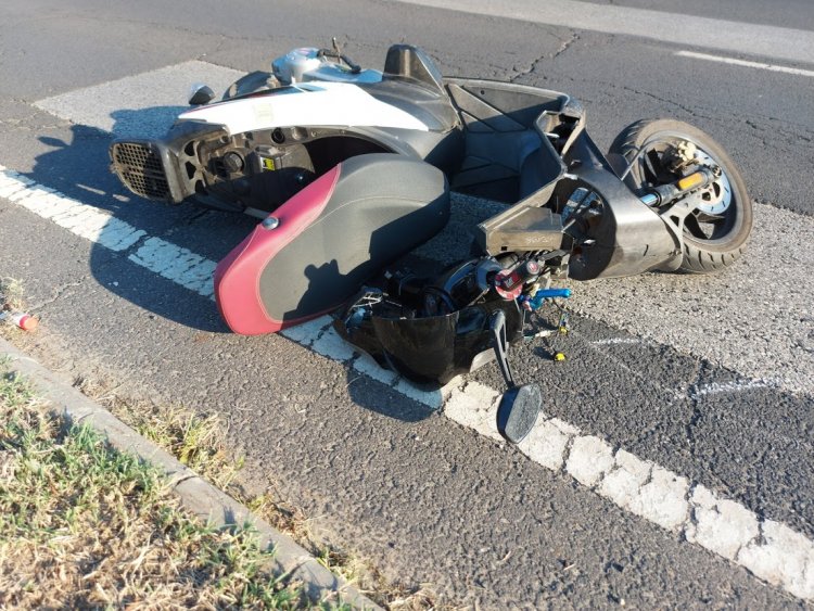 Személyautó és balra kanyarodó robogós ütközött az Orosi úton