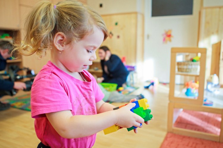 Továbbra is igényelhetik a bölcsődei támogatást a kisgyermeket nevelő szülők