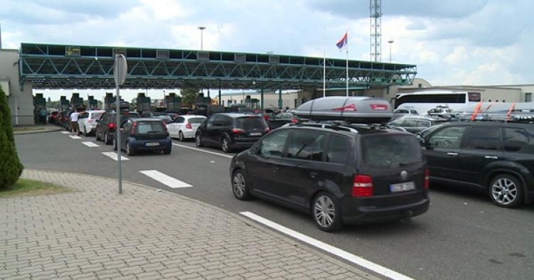 Kígyózó sorokra kell számítani a röszkei határátkelőnél
