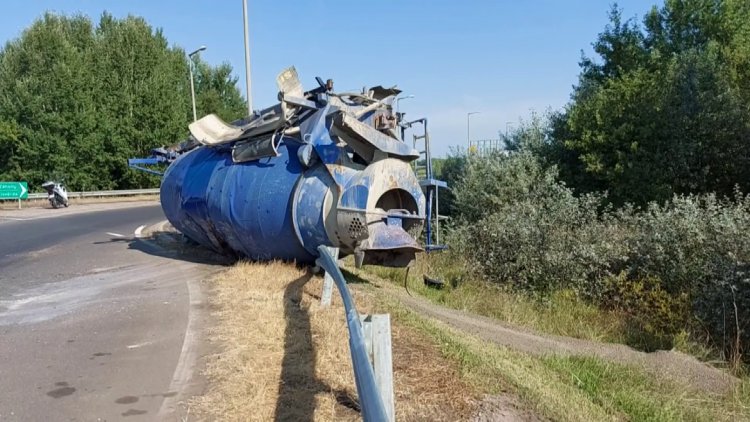 Felborult egy kevert betont szállító mixer egy körforgalomban 