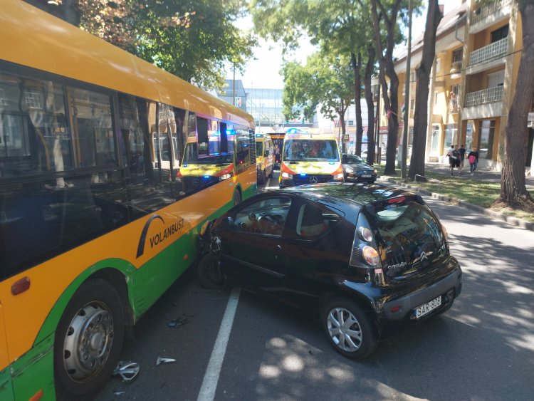 Egy személyautó menetrendszerinti busszal ütközött a Nyár utcán