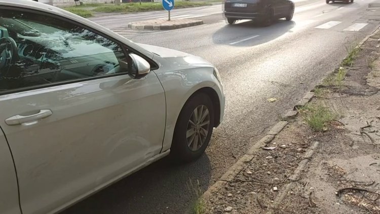 Padkának ütközött egy személyautó, megsérült a futóműve