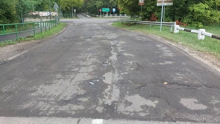A nagyfelületű útfelújítási program keretén belül aszfaltoznak a Vadászcsárdánál