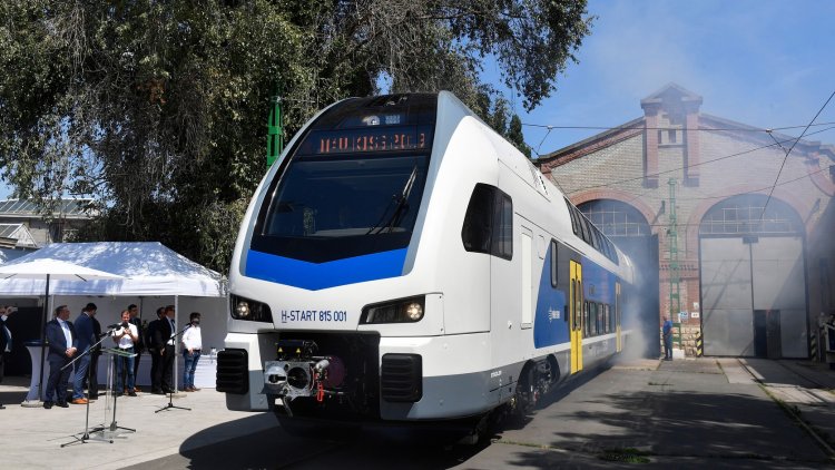 Hétfőn négy újabb emeletes vonat áll forgalomba                               