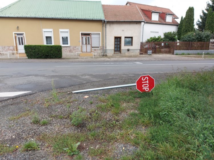 Kitörte a STOP-táblát egy kamionos az Orgona utca és a Simai út kereszteződésénél