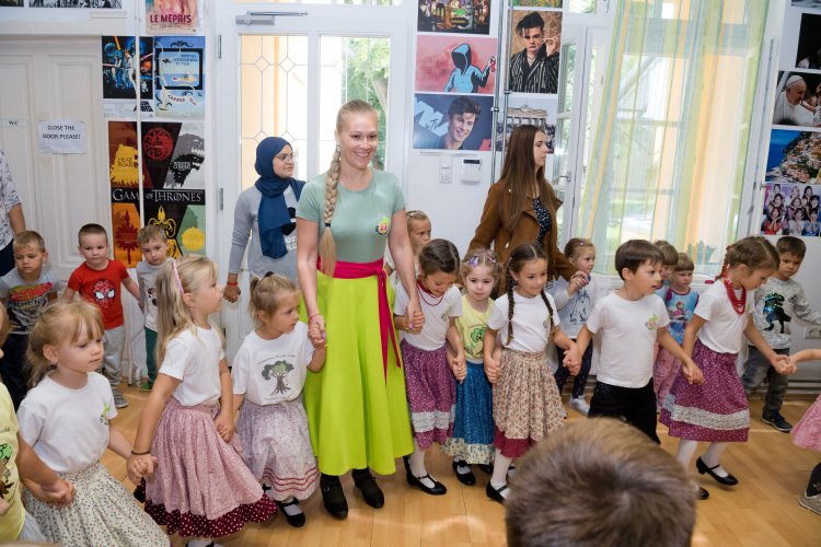 Moldvai táncházban az ovisok! A Dalszövő Zenekar muzsikájára ropták!