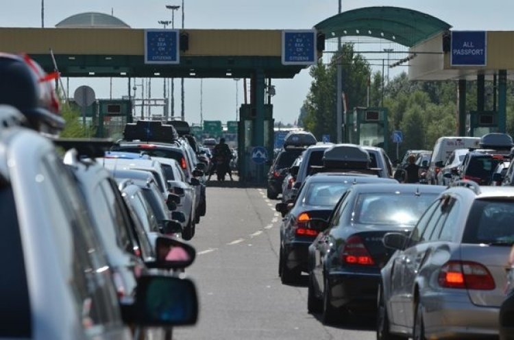 Torlódás alakult ki a röszkei autópálya-határátkelőhely belépő oldalán