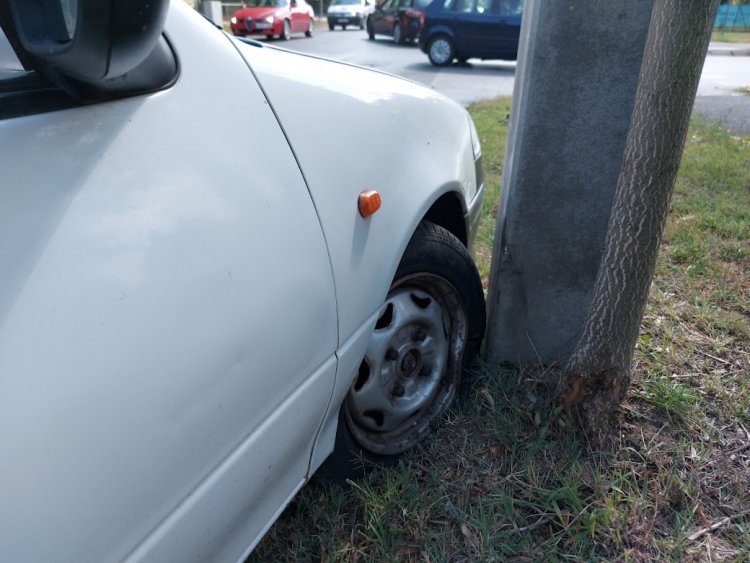 Baleset a Sóstói úton: irányíthatatlanná vált a jármű, oszlopnak ütközött