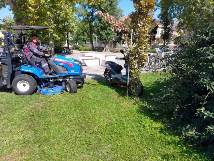 A NYÍRVV munkagépekkel nyírja a füvet városszerte               
