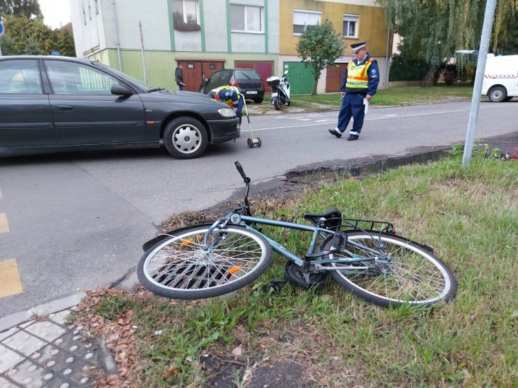 Kanyarodó személyautó és egy kerékpáros ütközött a Kállói úton