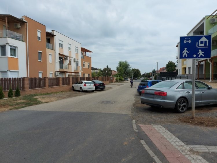 Lakó-pihenő övezet táblát helyeztek ki a Hajdú utcán                       
