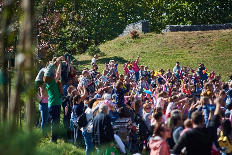 Nyíregyháza is csatlakozott a rekordkísérlethez – Több mint 300 gyereket emeltek a magasba