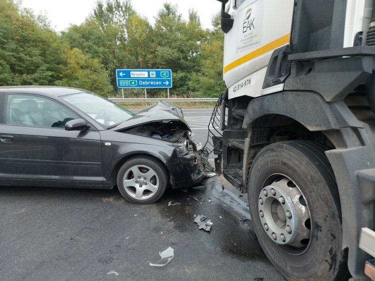 Egy teherautó és egy személyautó ütközött össze az autópálya-lehajtónál, Rozsrétszőlőnél