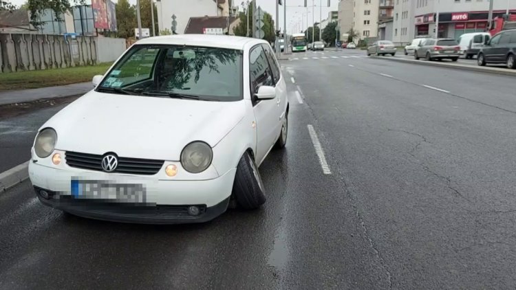 Kanyarodás közben kitört a kereke egy autónak a Vasgyár utcán            