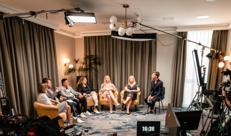 39 szakember, 7 kerekasztal - Mostantól elérhetőek a sosem publikált Summit Play kerekaszt