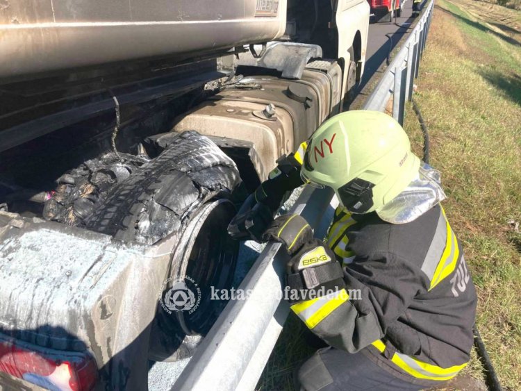 Sódert szállító nyerges vontató jobb hátsó kerekei izzottak tegnap az M3-as autópályán