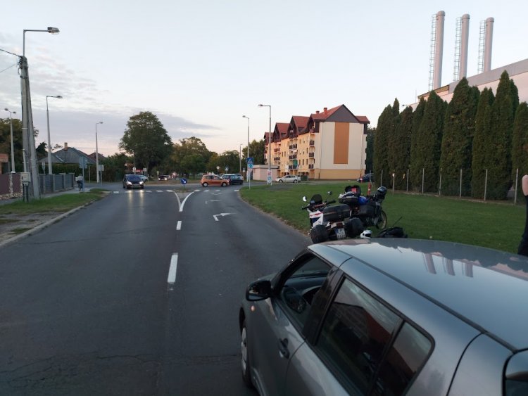 A Család utcán egy motoros és két személyautó ütközött