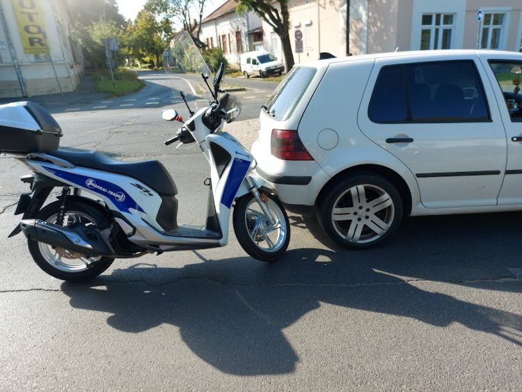 Motoros és személyautó ütközött a Szent István utcánál kedden délelőtt