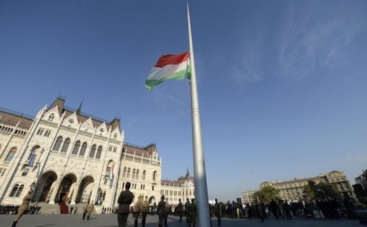 Aradi vértanúk – Felvonták, majd félárbócra engedték a nemzeti lobogót az Országház előtt