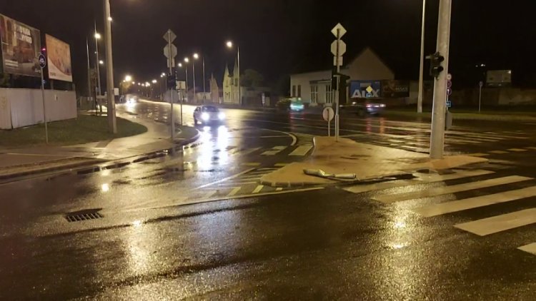 Kiütötte a jelzőlámpát az autós, a rendszáma a helyszínen maradt