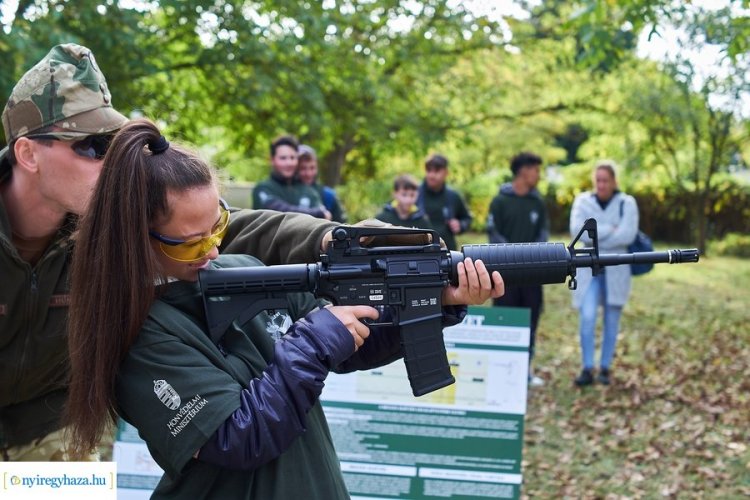 Haditorna: kiderült, hogy a lányok is vonzódnak a puskákhoz!