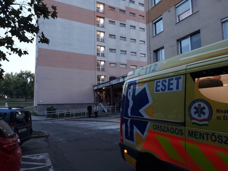 Az Ungvár sétányon magasból eséshez riasztották a mentőket