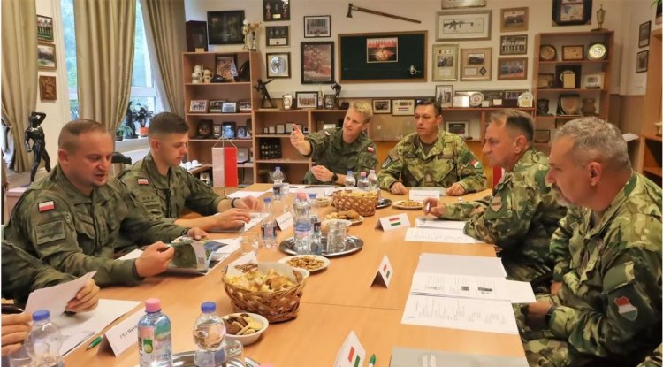Lengyel delegáció a területvédelmi ezred parancsnokságán Nyíregyházán